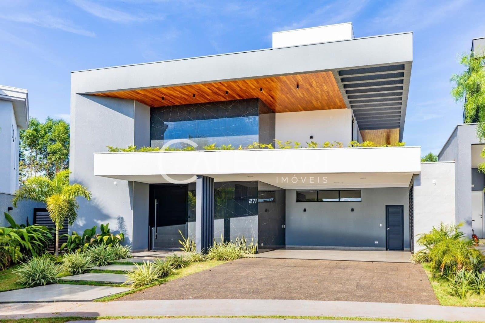 Sobrado semimobiliado de 450 m² à venda no Condomínio Terras Alpha I – Foz do Iguaçu/PR.